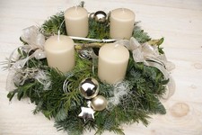 Adventskranz frisch handgebunden Reisig echt taupe weiß Kiefer Nordmann Nobilis