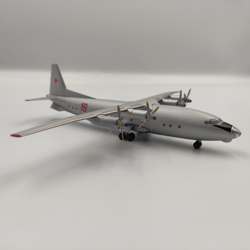 Flugzeugmodell antonov 10 - flugzeugmodell:,