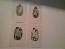 Kinder mit Blumenstrauß. Im Rahmen dreifach geprägt. Konvolut aus vier Karten. A