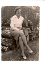 7822- Foto AK * Junge Dame auf