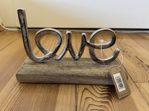 Metall schriftzug love auf - metall,