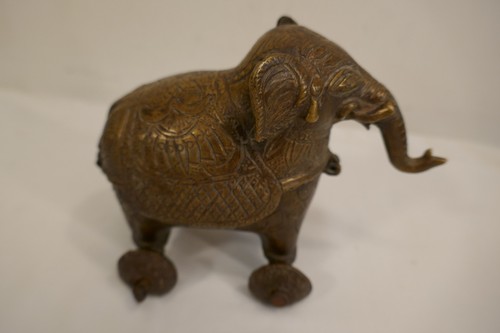 Schöner elefant auf rollen - schöner,
