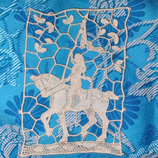 Fensterbild Dekor Reiter m.Pferd u. Fahne Filet Filetarbeit Filetspitze gehäkelt