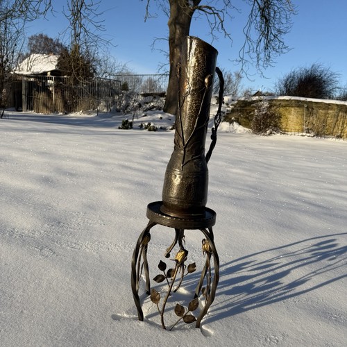 Handgearbeitete metallvase mit - handgearbeitete,