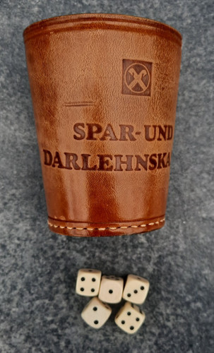 Retro würfel knobelbecher aus - retro, würfel-knobelbecher