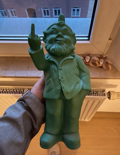 Gartenzwerg mit stinkefinger - gartenzwerg,