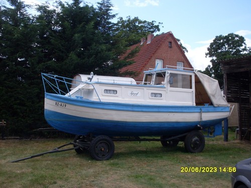 Kajütboot mit trailer - mit,
