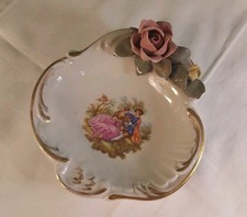 Ablageschale mit Rose und Watteauzsene, 12x11cm, Marke N mit Krone, Dresden