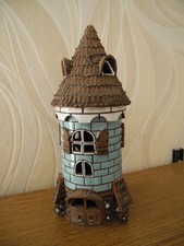 Neuwertiges Keramikhaus Weihnachtshaus  Turm/ Burg Teelichthalter Weihnachten