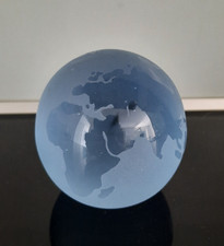 Briefbeschwerer gefrostetes Glas, Weltkugel, Globus, hellblau, neuwertig