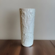 KPM Berlin Porzellan Vase Relief Reiher weiß Design H. Weisser 1. Wahl 20cm