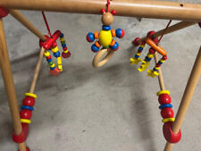 Spieltrapez Spielbogen für Babys mit -Figuren, Rasseln, Kugeln Baby Gym aus Holz