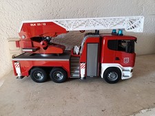 Bruder 3590 Scania Feuerwehr LKW mit Drehleiter DLK 23/12 Einsatzfahrzeug