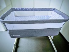 Lionelo Theo mit Zubehör, 2 Bettlaken, 1 Nässeschutz, Theraline Babykopfkissen