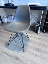 vitra Stuhl Eames Plastic Side Chair DSR grau Untergestell schwarz