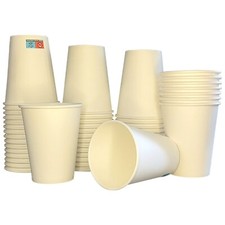 Weiße Kaffeebecher to go