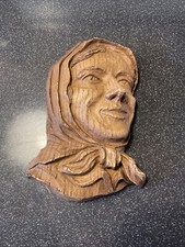 Relief Frau mit Kopftuch