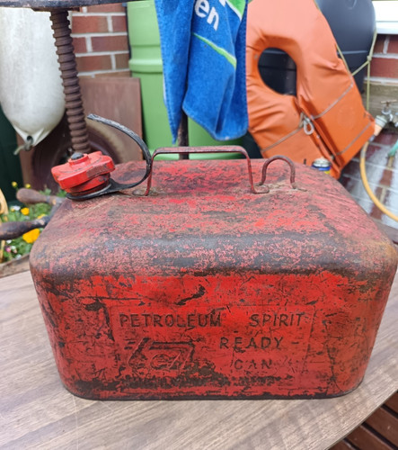 Vintage benzinkanister fertig - benzinkanister,