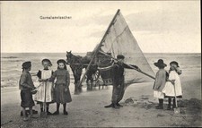 Ak Garnalenvisscher, Kinder am Strand, Krabbenfischer - 10622123