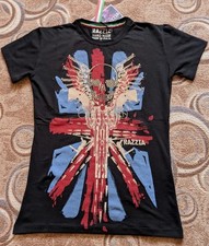 ** Auffälliges Glitzer-Shirt