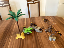 Playmobil mit einigen Affen und Bäumen zum klettern