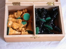 Schachfigurenset komplett in Massivholzschatulle, sehr gut erhalten, ohne Brett