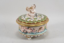 N92C32- Alte Capodimonte Porzellan Deckeldose Kauf als Putten
