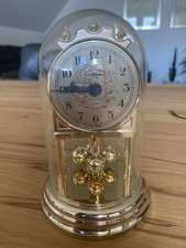 Quartz-Jahresuhr von J.Schrenk mit Glashaube 15 cm. Gold und Glas