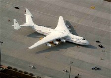 Flugzeug antonov rollfeld - flugzeug,