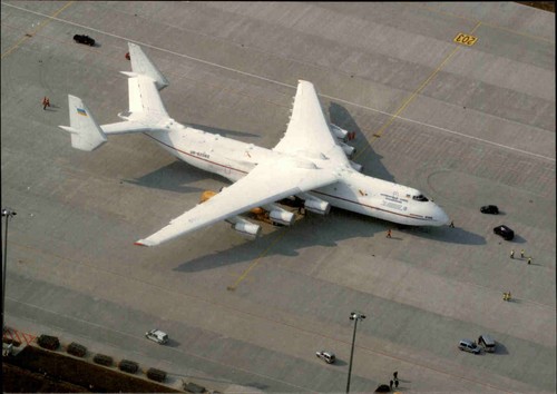 Flugzeug antonov rollfeld - flugzeug,