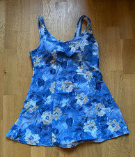 schönes Badekleid mit festen