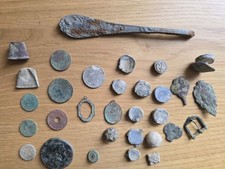 Konvolut, Artefakte, Bleiplomben, Münzen, Knöpfe, Heiligenanhänger, etc.