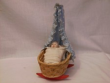 antike Babywiege mit Puppe