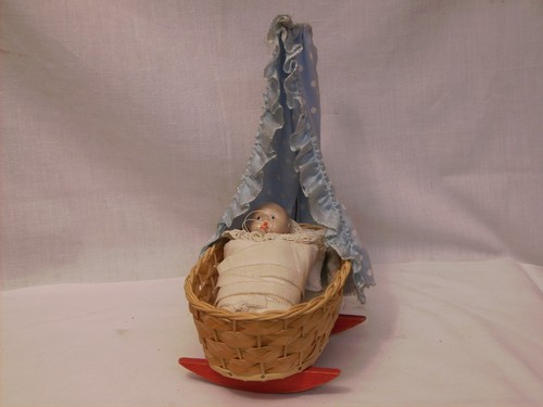 Antike babywiege mit puppe - babywiege,