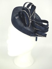 Fascinator aus Sinamay m. 2farbigen Detail auf Haarreif v. Seeberger versch. F.