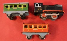 Spur 0 Lok 64 002 mit 2 Wagen