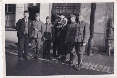 Foto soldaten vor einer - -,