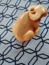 Netsuke 20 Jahrhundert Eine liegende Kuh. Signiert aus Horn