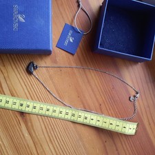 Swarovski Halskette mit Schwan Anhänger schwarze Christalle. Ink. Verpackung 