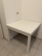 Ausziehbarer Tisch (90cm x 90cm bzw. 168cm) abzugeben
