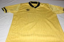Fußballtrikot Alt Von Der Marke UMBRO Größe M 52X71