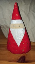 Weihnachtsmann aus Stoff Patchwork er kann stehen, weil unten Granulat drin ist