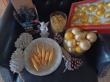 goldener Weihnachtsschmuck, Tannenzapfen und anderes