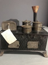 Antiker Puppenherd mit Backofen und originalen Töpfen