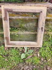 uriges kleines Holzfenster mit