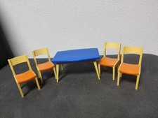 Puppenhaus -Möbel: Tisch und 4 Stühle aus Plastik