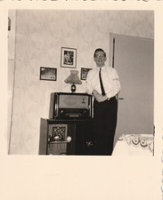 Vintage Foto Junger Mann mit Fernseher Momentaufnahme 50er Jahre