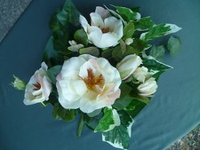 1 Strauß Blumen, cremefarbig