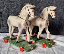 2 Schöne alte Holz Pferde