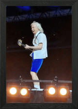 Angus Young performt auf der